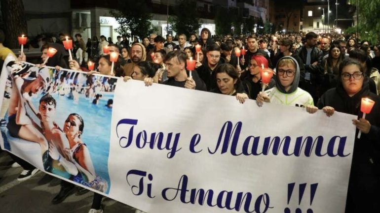 In migliaia alla fiaccolata per Santo Romano
