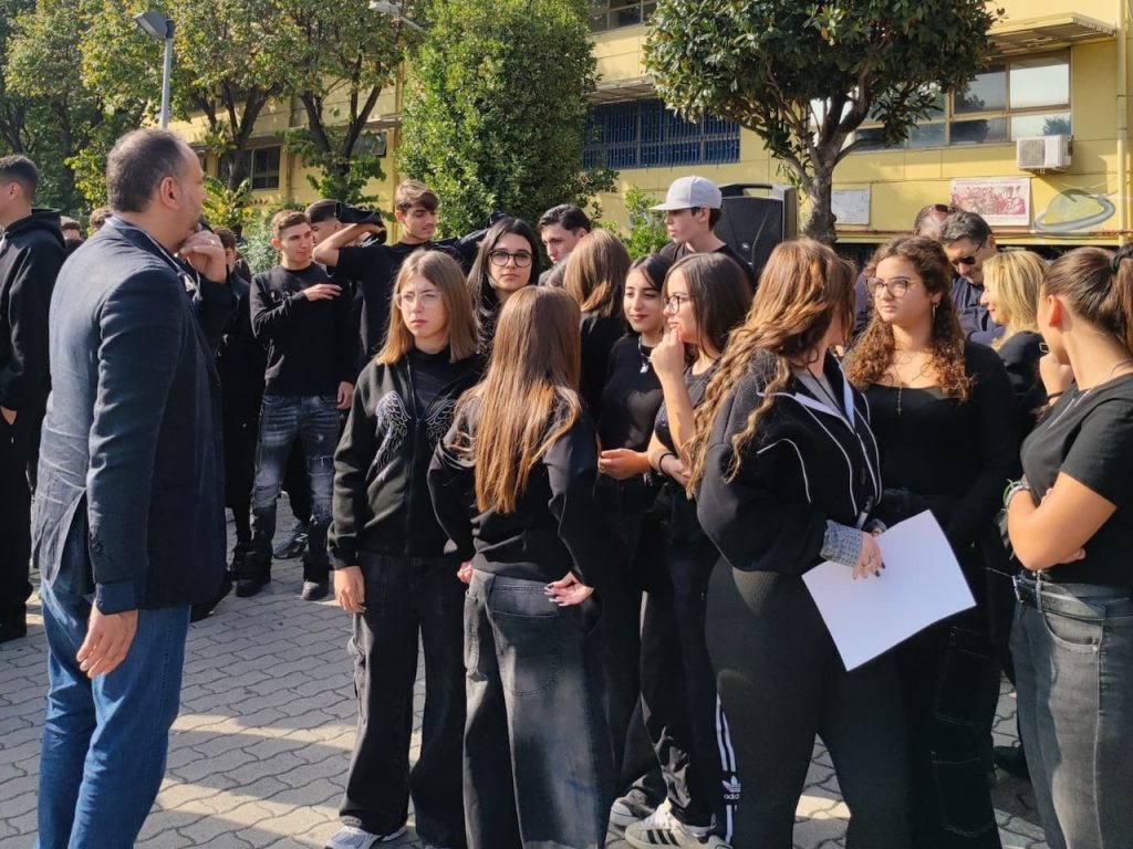Napoli, mille studenti in nero per Santo Romano: flash mob alla scuola di Ponticelli