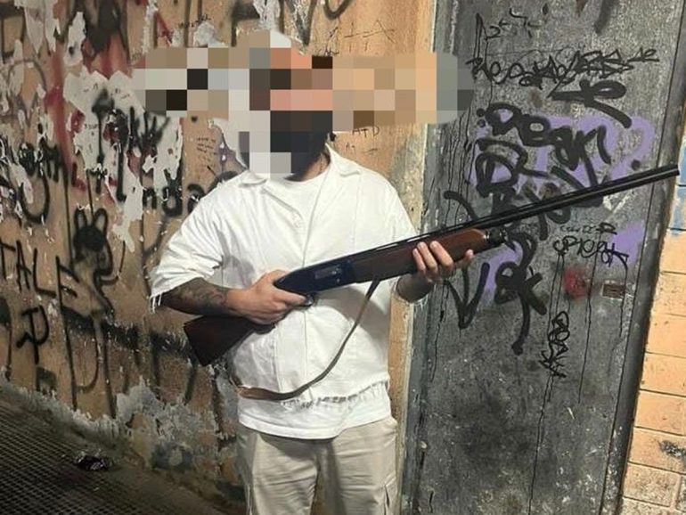 In giro con fucile per strada a Castel Volturno, la foto fa il giro del web