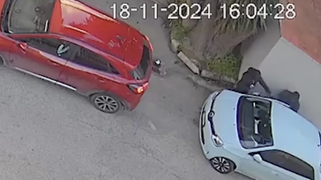 Aversa, 60 secondi per rubare un’auto sotto gli occhi delle telecamere