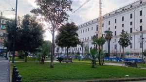 Napoli, blitz della Polizia locale: sequestrati cinque dehors abusivi a piazza Carlo III