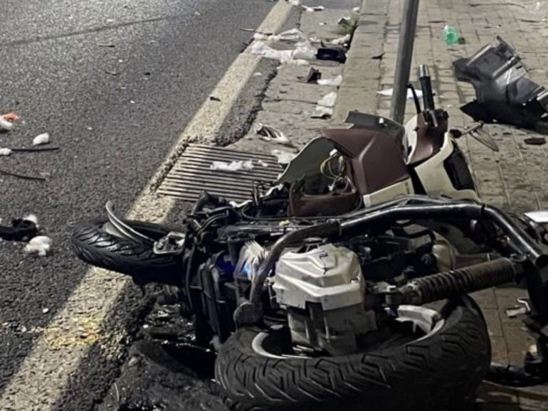 Torre del Greco, incidente auto-scooter: grave 18enne
