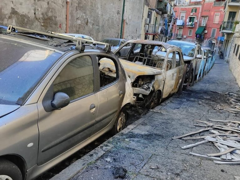 Napoli, paura ad Antignano: scoppio ed incendio di auto
