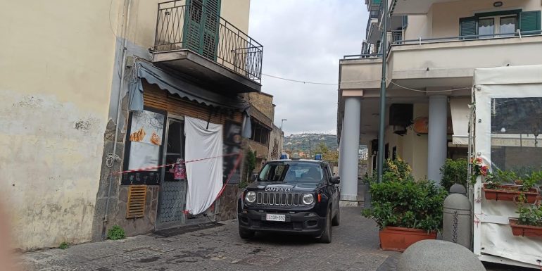 Gragnano, incendia un bar e poi lancia due cani contro i carabinieri: arrestato 19enne