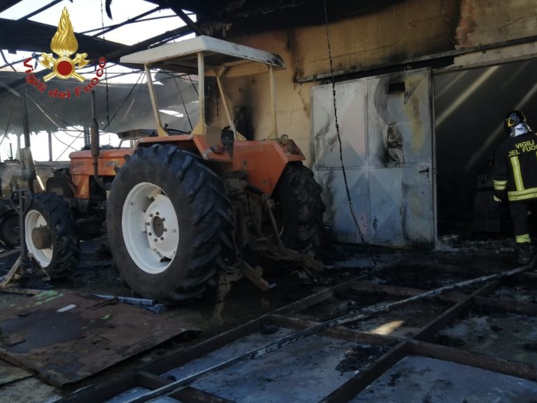 Grazzanise, fiamme in azienda agricola: paura per le case degli operai