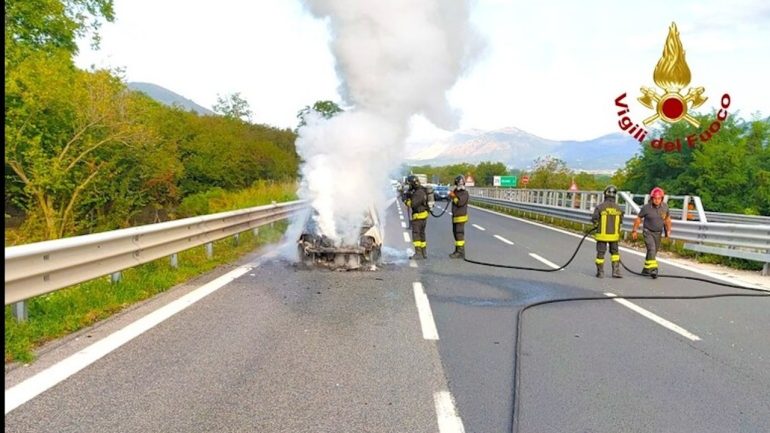 Si incendia l’auto sulla Napoli-Canosa: salvi tre napoletani