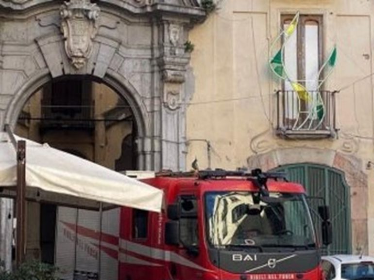 Incendio sotto Palazzo Genovese a Salerno, il sindaco: "Atto doloso"