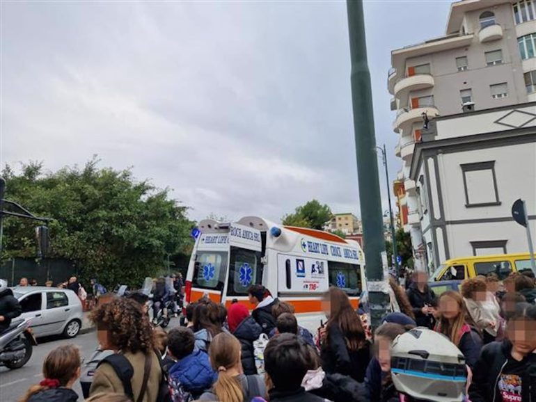 Napoli, bambino investito sulle strisce pedonali all’uscita di scuola in via Carlo Poerio
