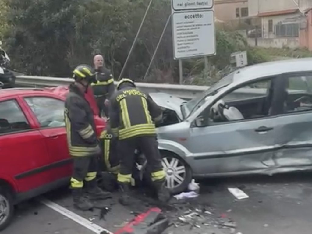 Castellammare, sorpassa sul raccordo autostradale e si schianta: tre feriti, lui è grave