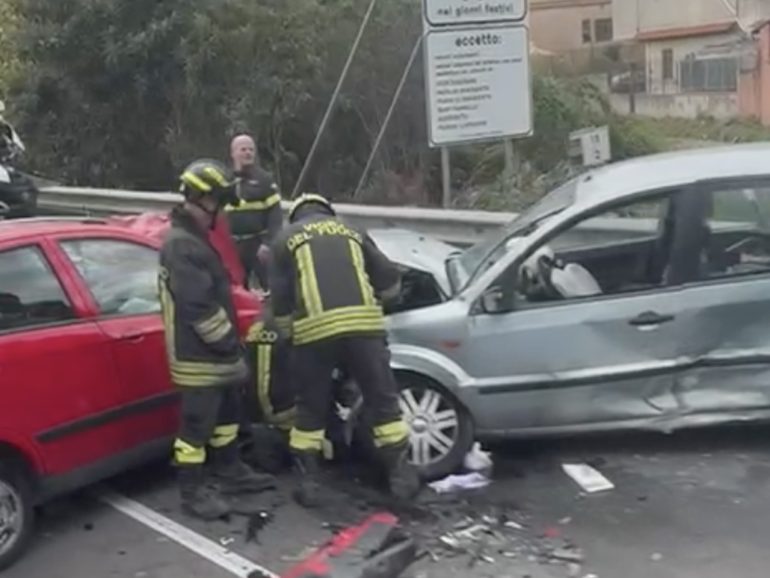 Castellammare, sorpassa sul raccordo autostradale e si schianta: tre feriti, lui è grave