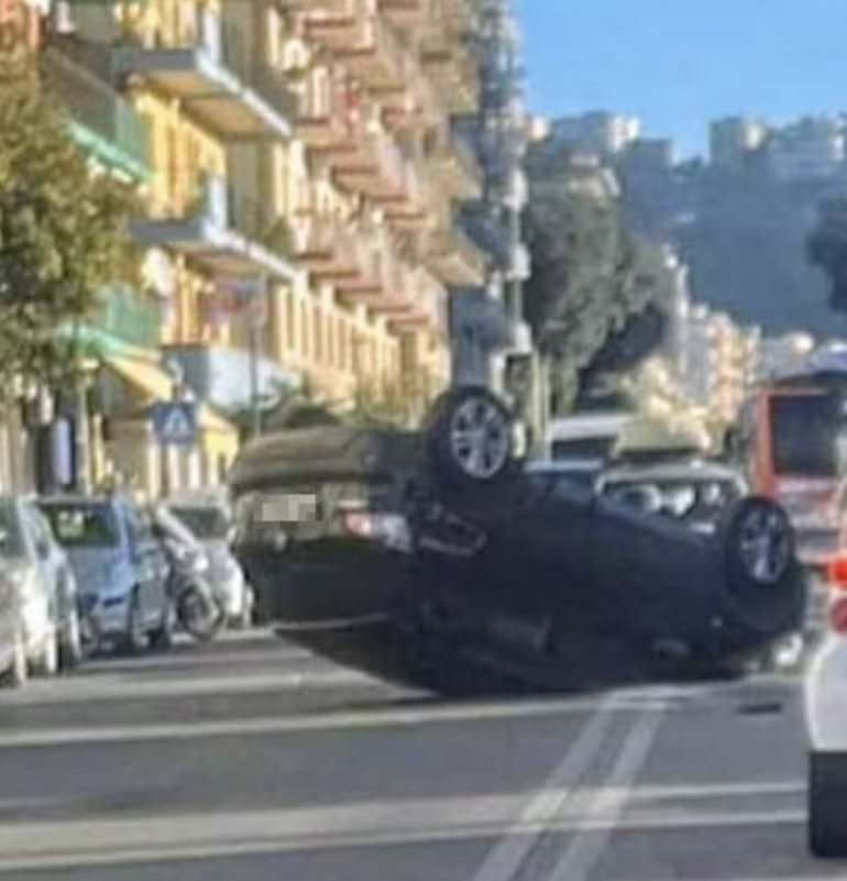 Fuorigrotta, incidente spettacolare in via Diocleziano: Suv si ribalta dopo una carambola su auto e campane dei rifiuti