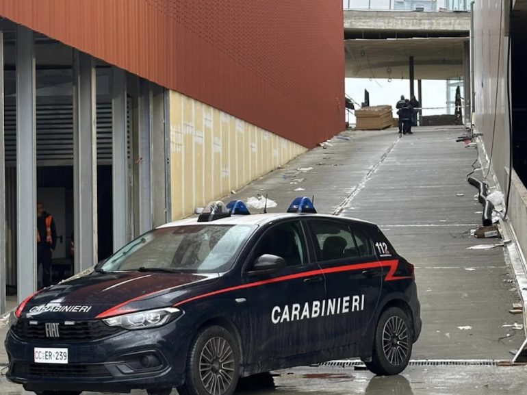 Torre Annunziata, cede tettoia al Maximall: operaio in gravi condizioni