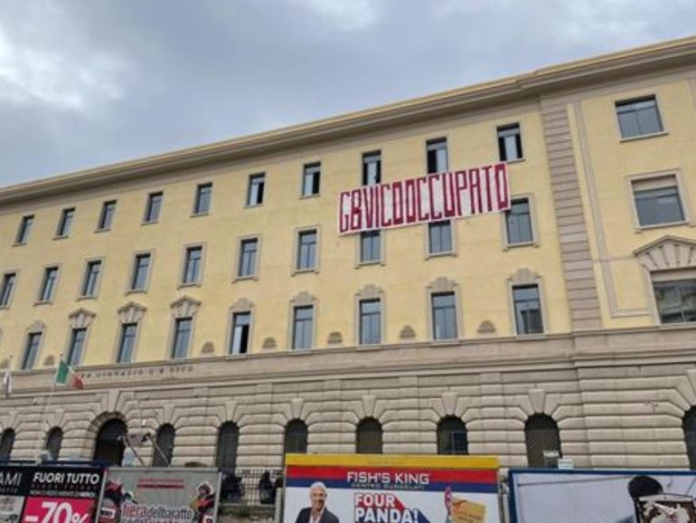 Napoli, occupato liceo Gian Battista Vico: “Sospendiamo il decreto sicurezza, sospendiamo Valditara”