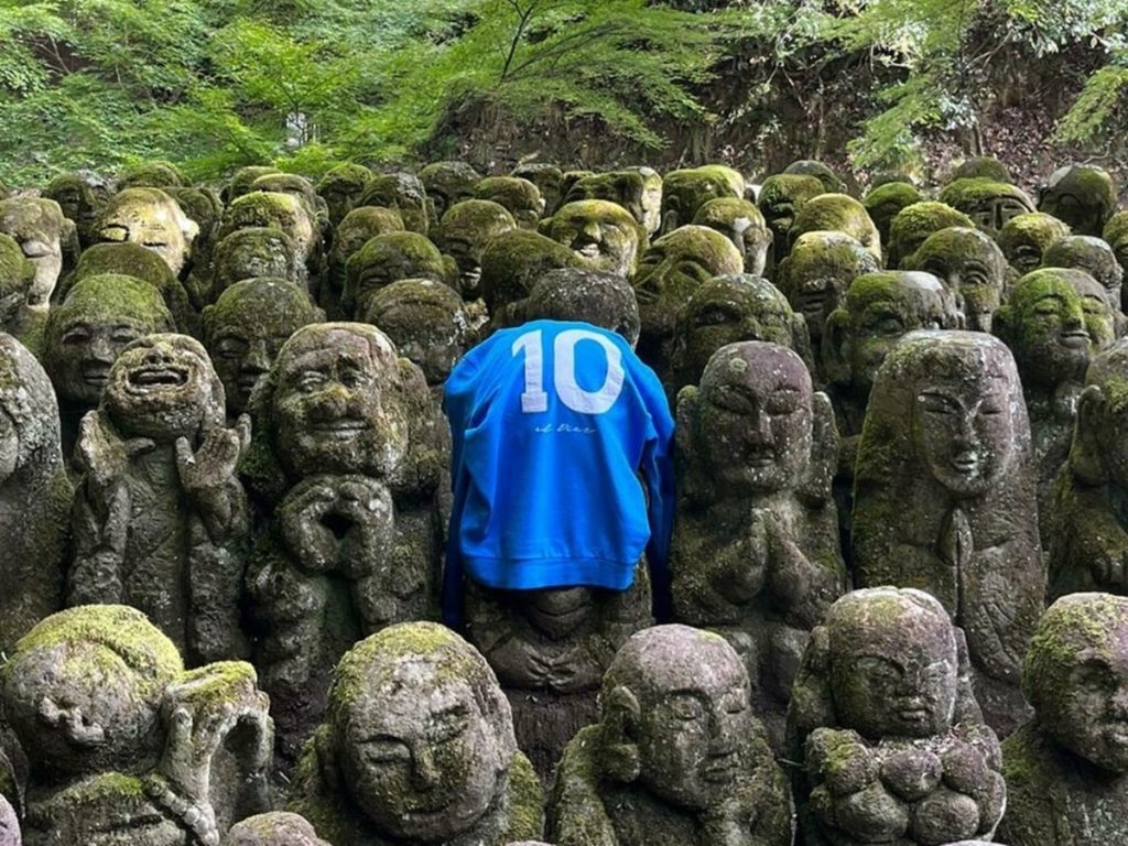 Una maglia di Diego Maradona nel tempio buddista in Giappone