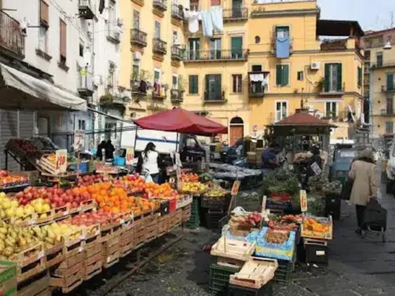 Napoli, maxi blitz al mercatino di Antignano: sequestrati 150 kg di alimenti