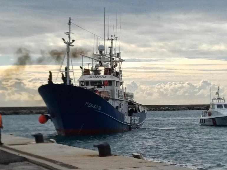 Migranti: a Salerno sbarca nave ONG con 33 siriani a bordo