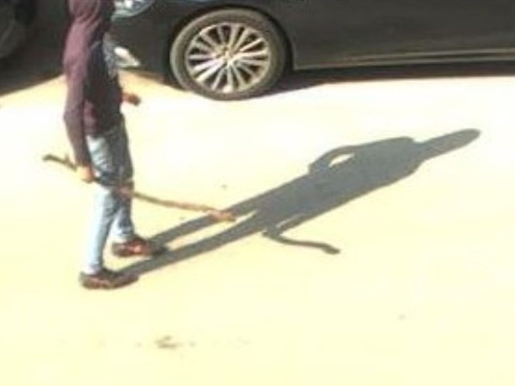 Paura al Vomero: 54enne minaccia passanti con un bastone, denunciato