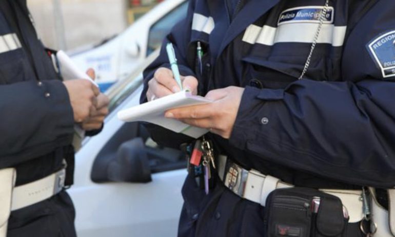 Giugliano, sorpreso senza patente: aggredisce gli agenti della polizia municipale