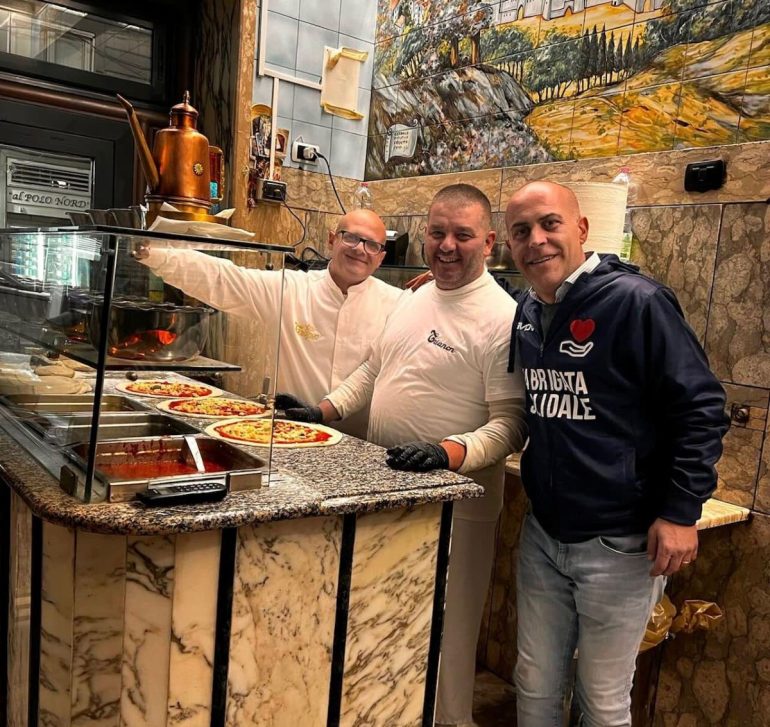 Napoli, pizze di solidarietà per i senza fissa dimora da Trianon e Brigata Solidale