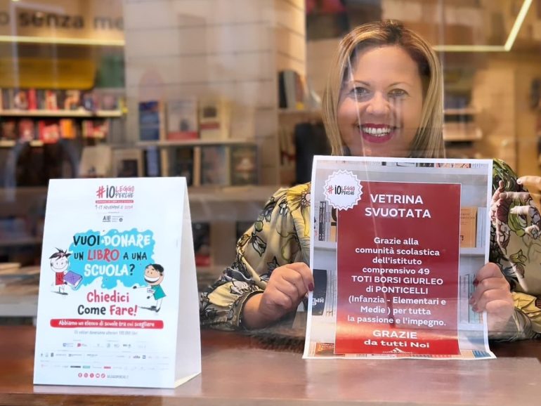 Nola: svuotata la vetrina del caffè letterario della Mondadori