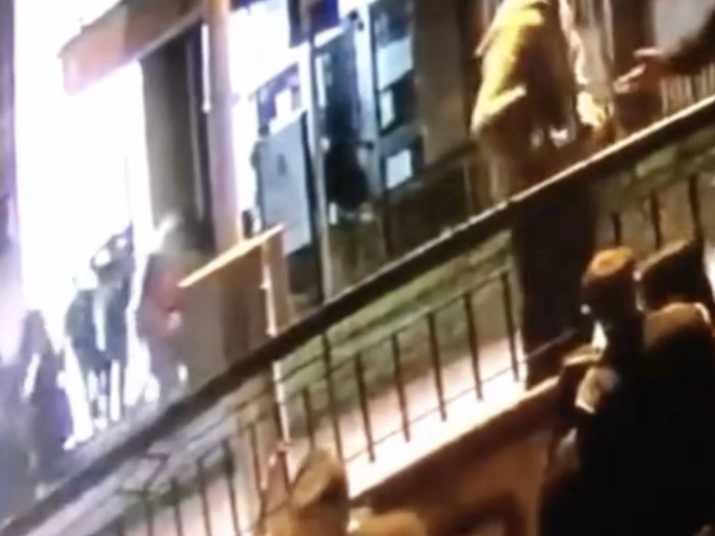 Le immagini della morte di Santo Romano, la famiglia protesta: “Non ha lanciato pietre”
