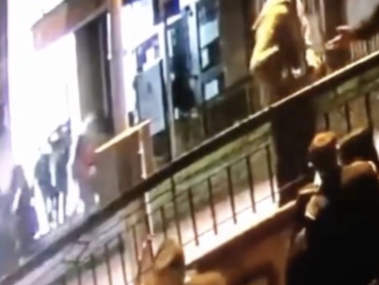 Le immagini della morte di Santo Romano, la famiglia protesta: “Non ha lanciato pietre”