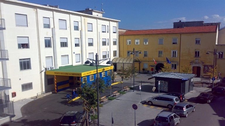 Eboli, anziano ferito alla giugulare durante una lite: indagato un vicino