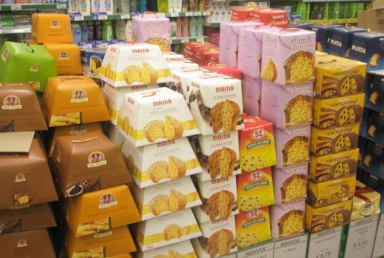 Napoli, furto di panettoni in un supermercato
