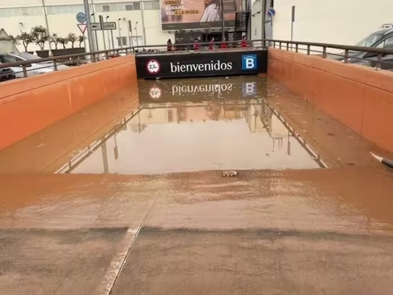 Valencia, nel parcheggio del centro commerciale centinaia di morti