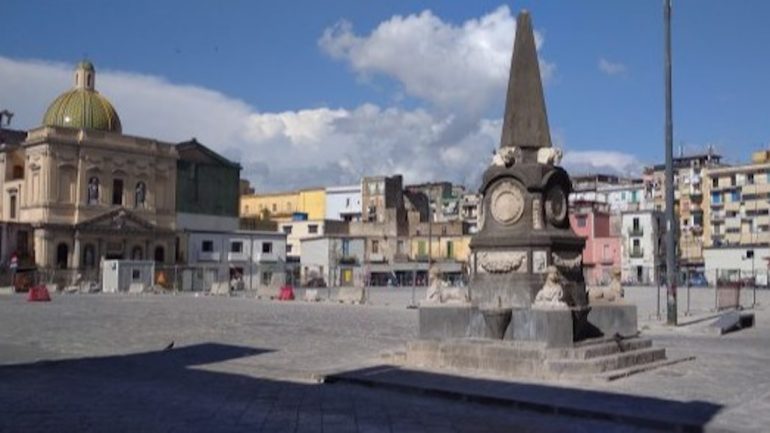 Napoli, bomba all’alba in piazza Mercato