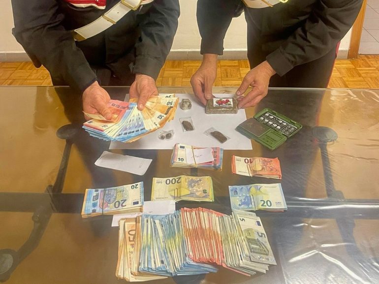 Pusher incensurati traditi dall’agitazione a Volla: arrestati