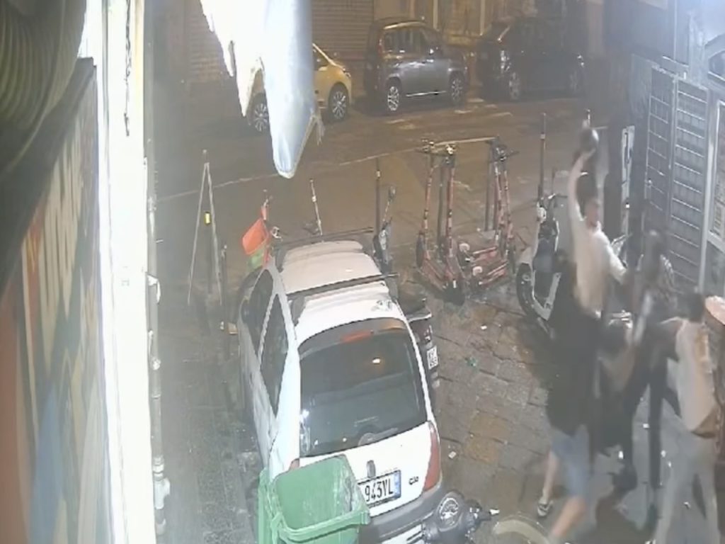Napoli, 4  contro uno: rissa a colpi di casco nel centro storico