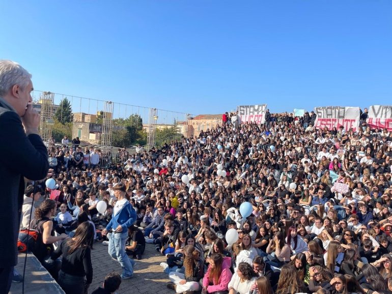 San Giorgio, 5mila studenti in corteo per ricordare Santo Romano: “Basta violenza”