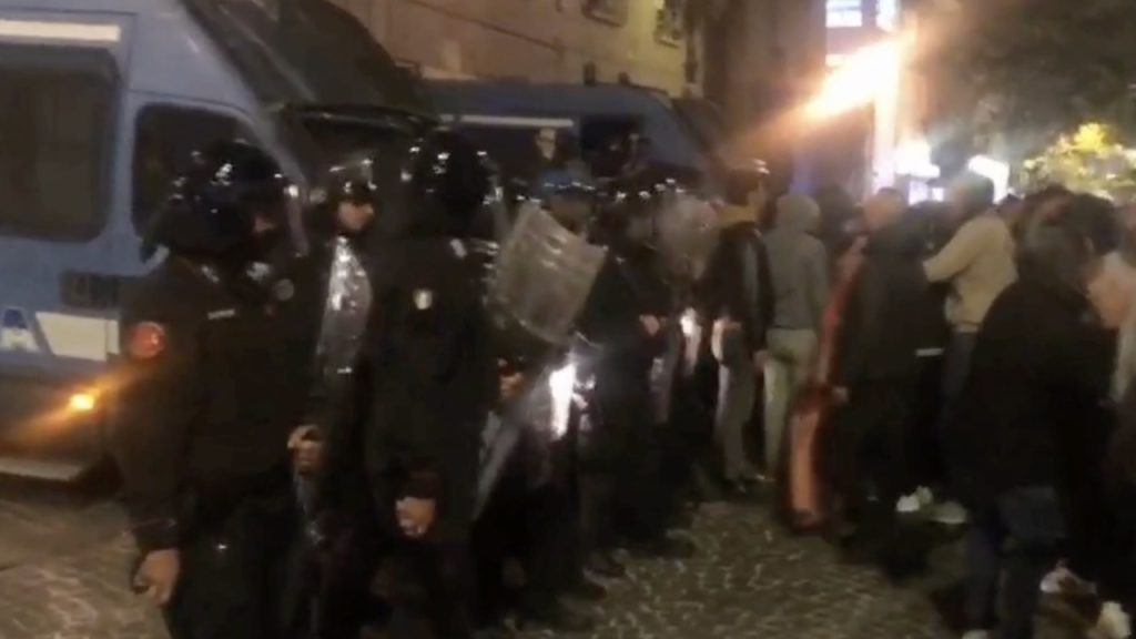 Napoli, disoccupati assediano Palazzo San Giacomo: tensione con la polizia