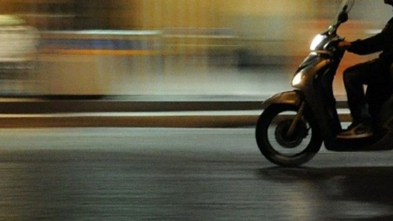 Giugliano, fuga in scooter contromano (e senza casco): denunciati due 16enni