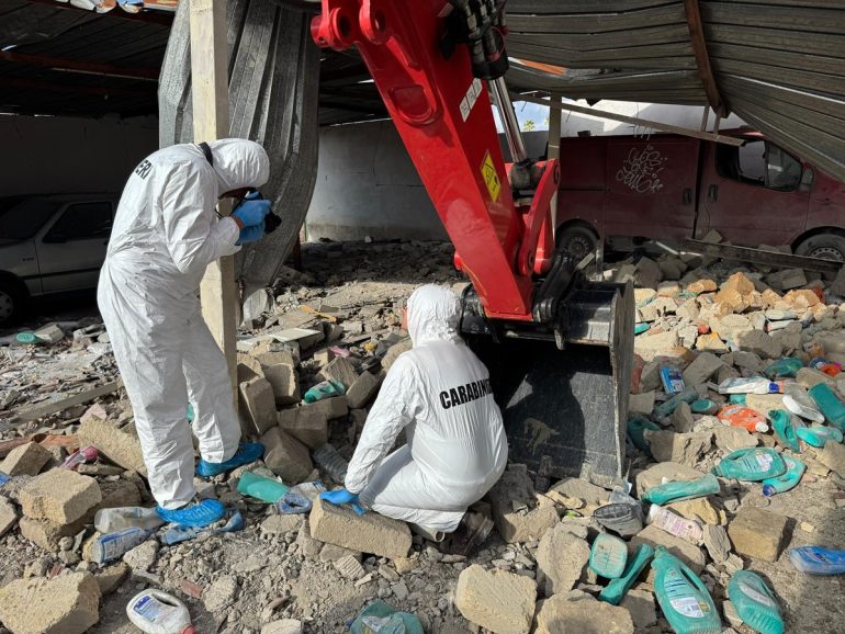 Scoppio a Ercolano, in corso la bonifica. Un cratere nel punto di innesco