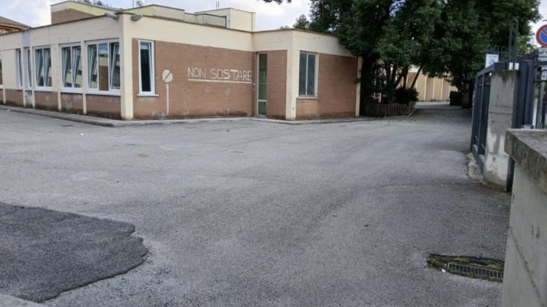 Ragazzina di 12 anni ferisce il compagno di classe a scuola: "Hai fatto la spia"