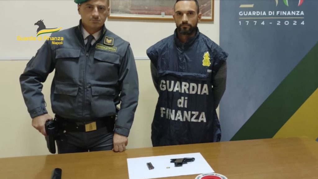 Boscoreale, pregiudicato sorpreso armato e con mille euro