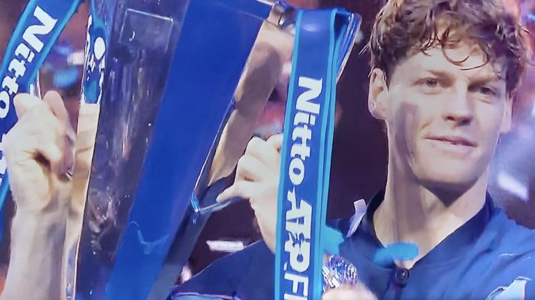 Sinner nella leggenda: vince le Atp Finals senza mai aver perso un set