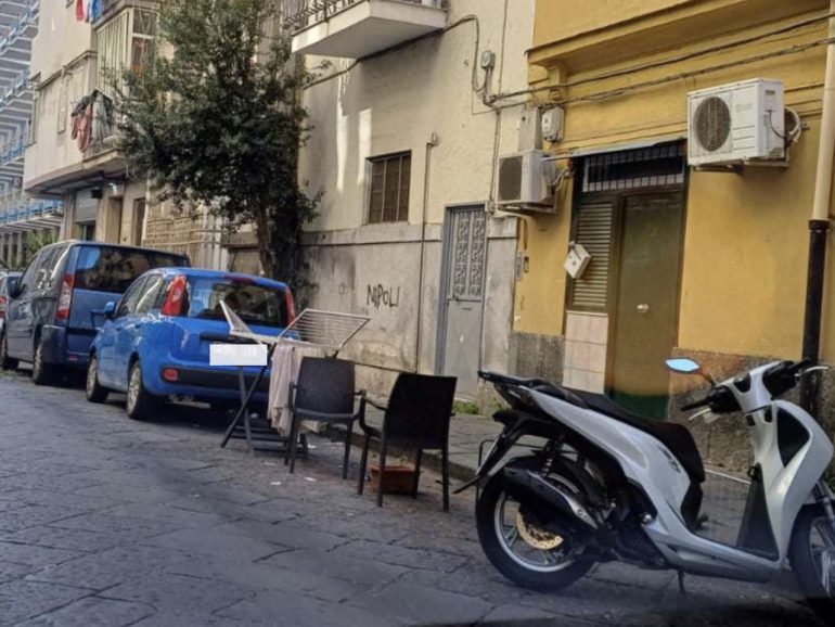Napoli piante, sedie e stendini per occupare gli spazi per il parcheggio