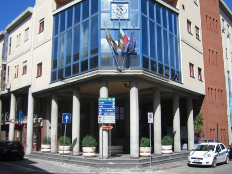 Striano, il sindaco e l’amministrazione comunale consegnano copia della Costituzione ai neo maggiorenni