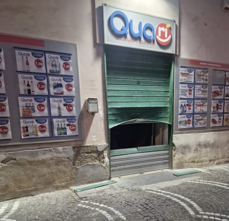 Arzano, ladri scassinano il supermercato Quarì