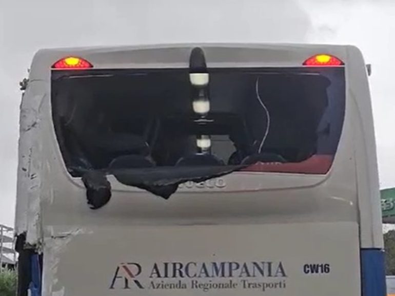 Tamponamento camion pullman sulla Telesina, feriti e traffico in tilt