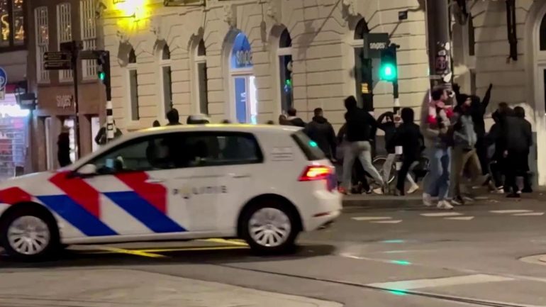 Tifosi israeliani aggrediti ad Amsterdam. La polizia: ‘Voci di ostaggi ma nessuna conferma’