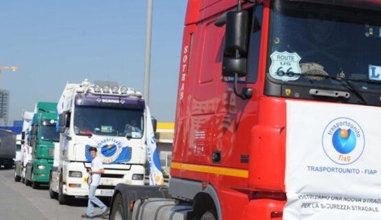 Napoli, arriva la protesta dei tir lumaca