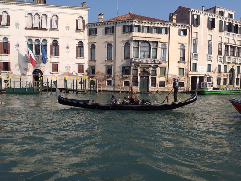Venezia, barca contro briccola: donna morta e 4 feriti