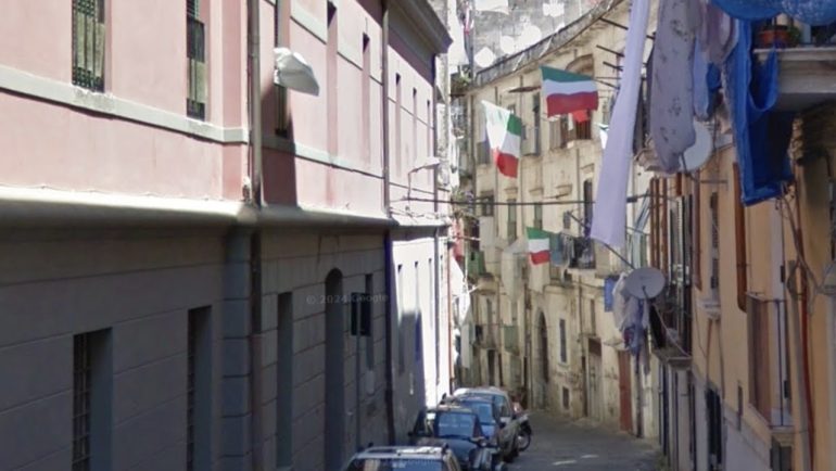 Castellammare, insegnante salvata dal linciaggio: accusata di molestie agli alunni