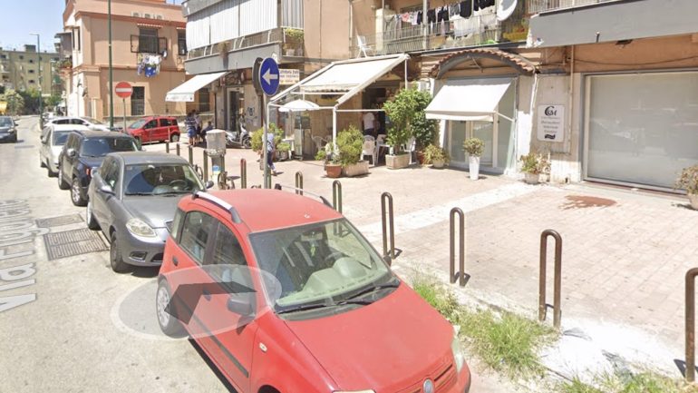 Napoli, bomba del racket a Barra: danni a due negozi in via Figurelle