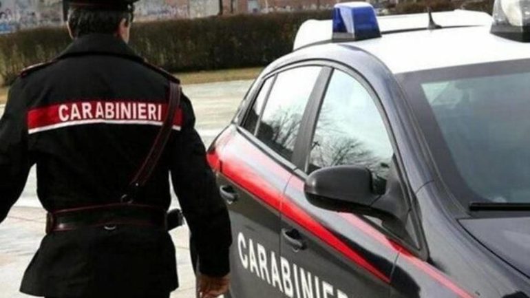 Il raggiro della «conta», chiedevano di cambiare le banconote e facevano sparire i contanti: 2 arresti