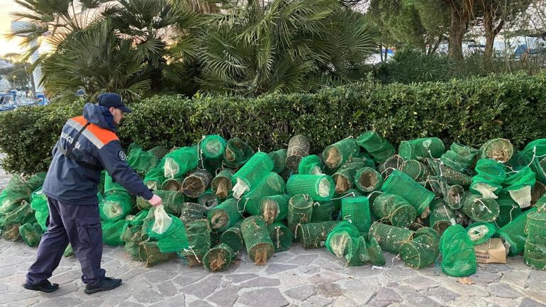 Ischia, 500 nasse abusive nell’area marina protetta, la segnalazione di un diving locale